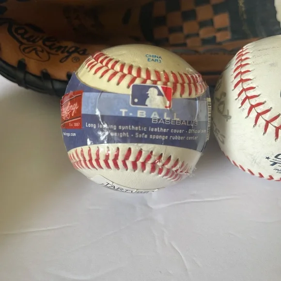 Rawlings PL100TB 10 inch right handed kids glove with 3 T-ball baseballs - Picture 9 of 9